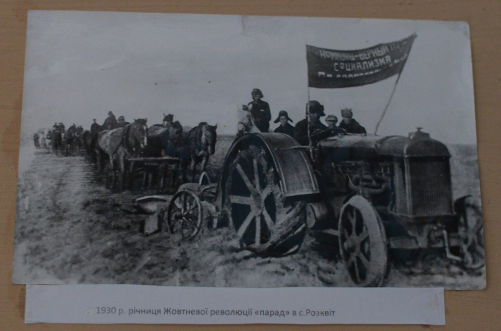 . Парад, в котором принимала участие вся тягловая сила колхоза в Гладком – трактор и 21 конь