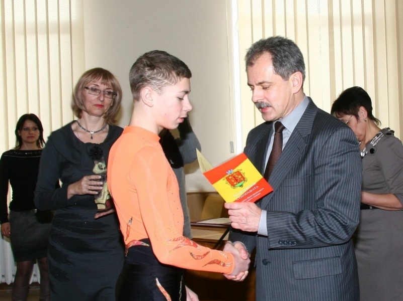 Мэр Белгорода-Днестровского Одесской области вручил стипендии одаренным детям