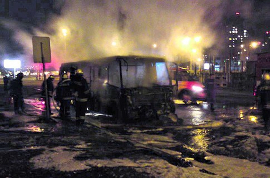 Пожар в центре Одессы повредил два здания и уничтожил микроавтобус