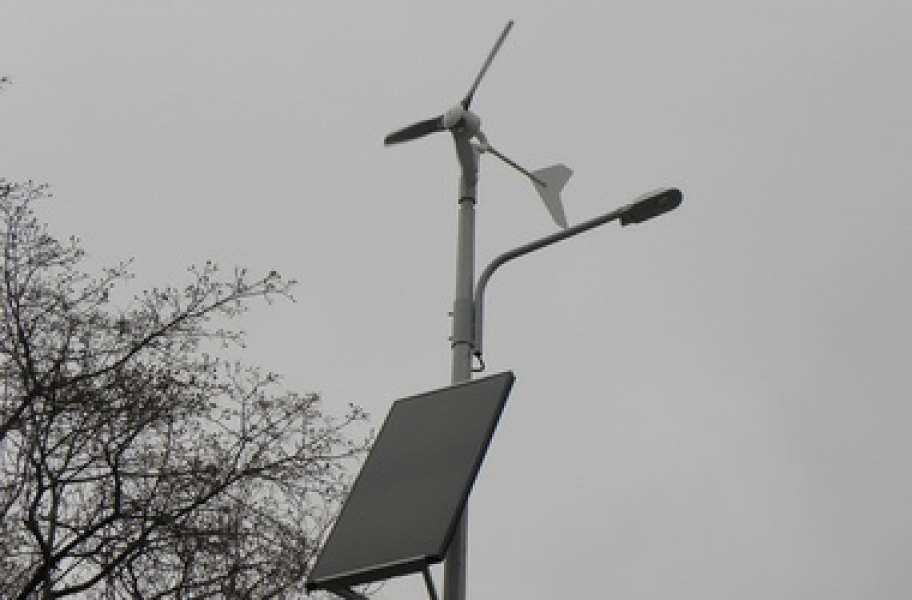 Уличный фонарь на солнечных батареях и с ветрогенератором появился в Одессе в парке Победы