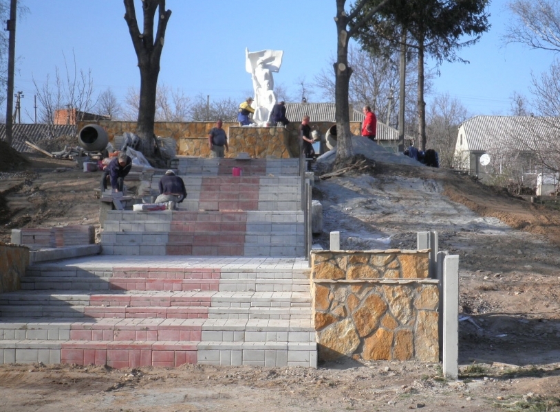 Жители села в Одесской области собственноручно сооружают Мемориал славы (фото)