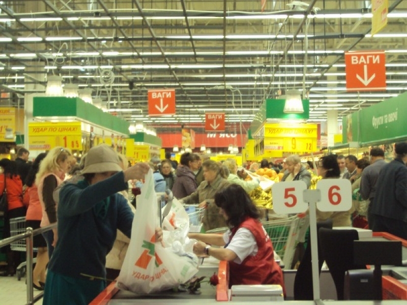 Огромный гипермаркет открылся в Одессе. Покупателям раздают тысячи алых роз (фото)