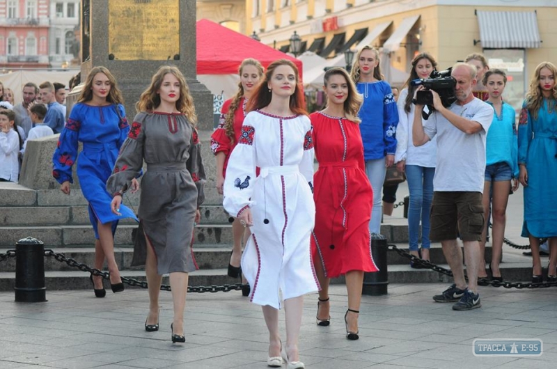 Дизайнеры устроили на Приморском бульваре в Одессе показ стилизованной украинской одежды