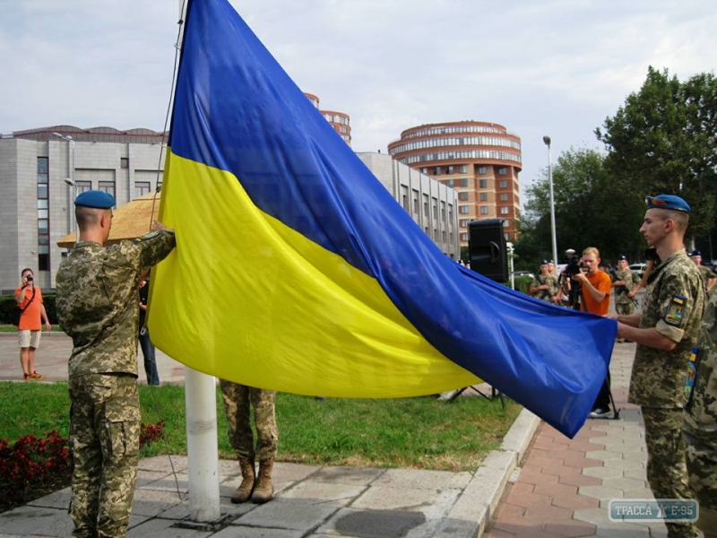 Официальная церемония поднятия флага Украины состоялась под Одесской ОГА