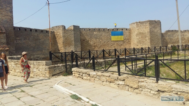 Одесщина отмечает День флага Украины - его вывесили на Аккерманской крепости и подняли над Дунаем 