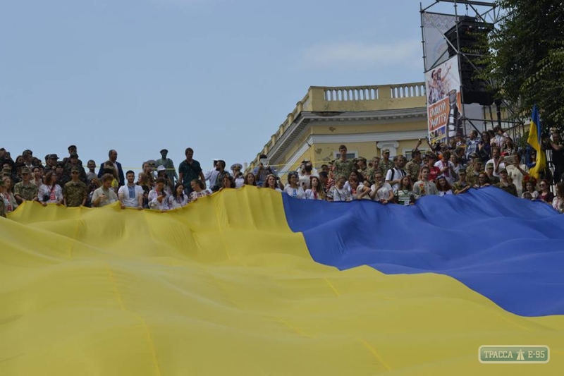 Одесситы укрыли Потемкинскую лестницу гигантским флагом Украины (фото)