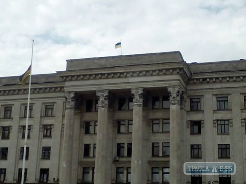 Патриоты установили флаг Украины на Доме профсоюзов в Одессе