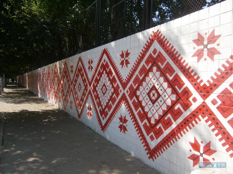 Стену стадиона в Белгороде-Днестровском украсили узором вышиванки 