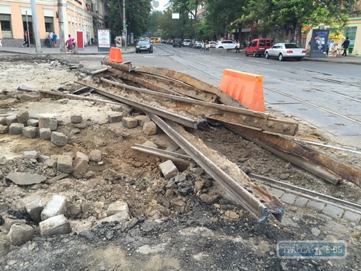 Коммунальщики демонтировали трамвайные рельсы в центре Одессы (фото)