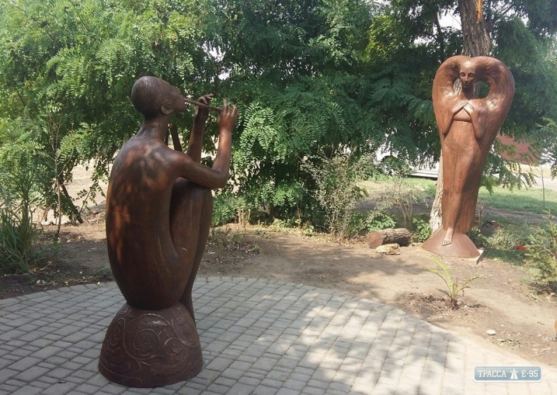 Арт-объект, две скульптуры и роллердром открыли в Доброславе на Одесщине