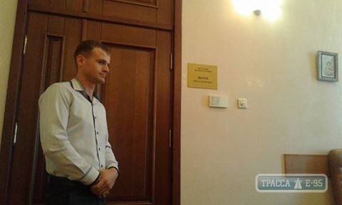 Активисты застали на рабочем месте вице-мэра Одессы, которого временно отстранили от работы