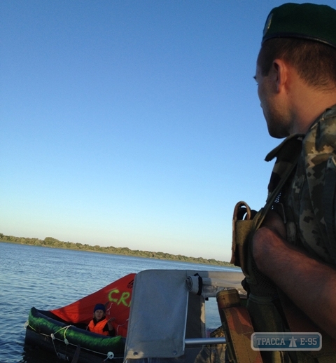 Пограничники обнаружили на Дунае в Одесской области плот с эксцентричной художницей, плывший в ЕС