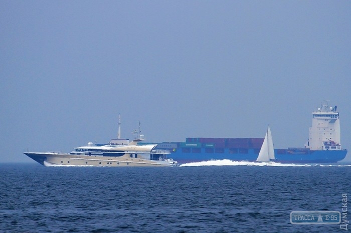 Роскошная яхта олигарха Бориса Березовского зашла в Одесский порт (фото)