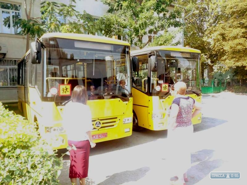 Две школы в Беляевском районе получат новые автобусы