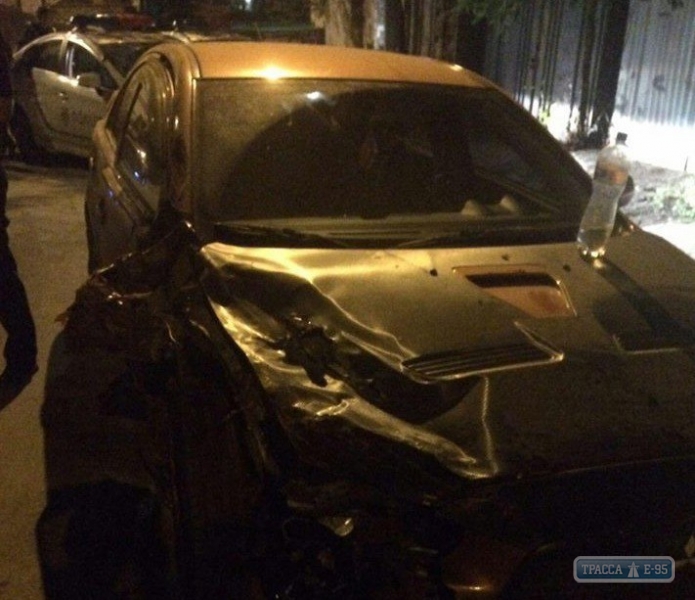 Пьяный водитель Mitsubishi побил два авто и скрылся с места ДТП в Одессе (фото)