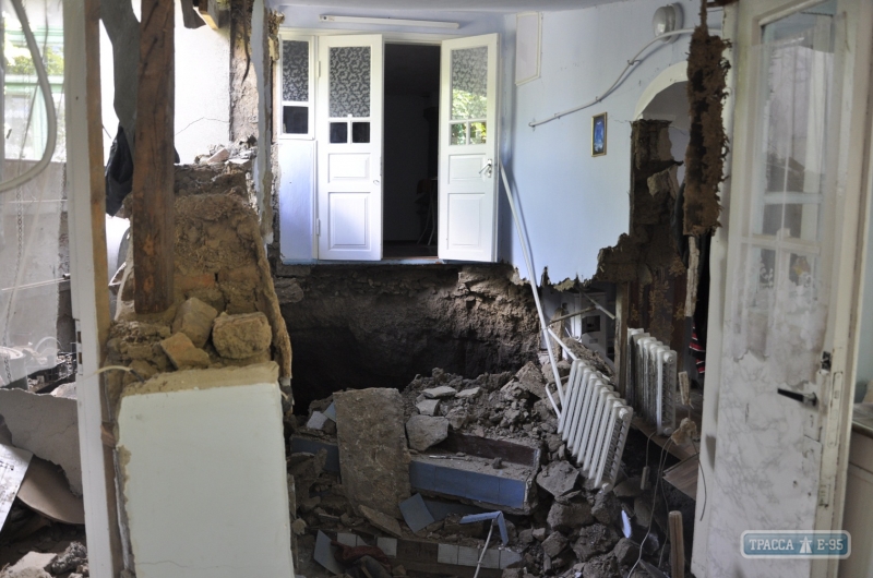 Жилой дом провалился под землю в Болграде (фото)