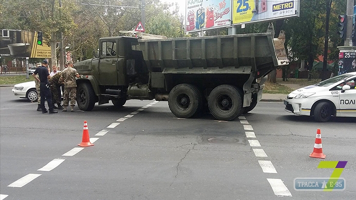 Военный грузовик попал в ДТП в Одессе, помяв легковушку (фото)
