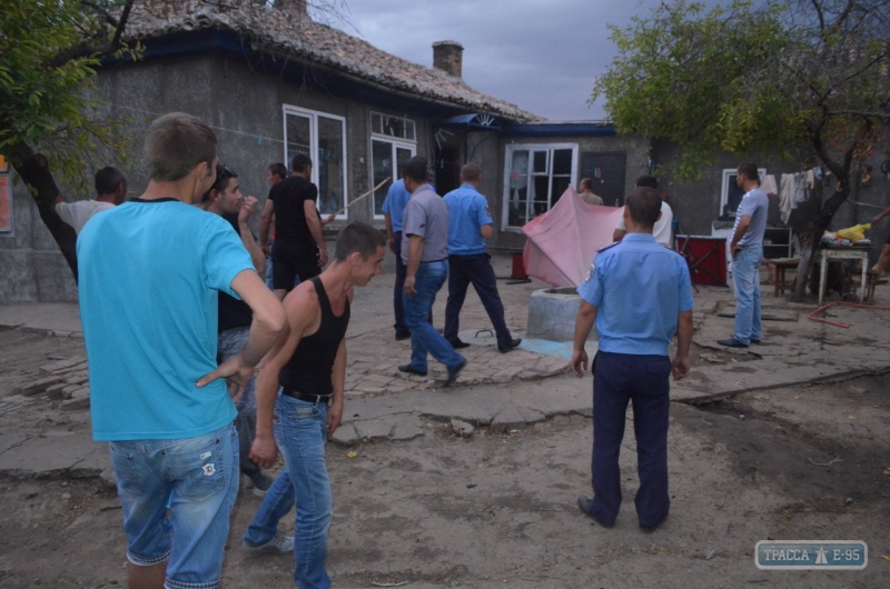 Жители села на Одесщине, где убили девочку, устроили бунт и громят дома цыган (фото, видео)