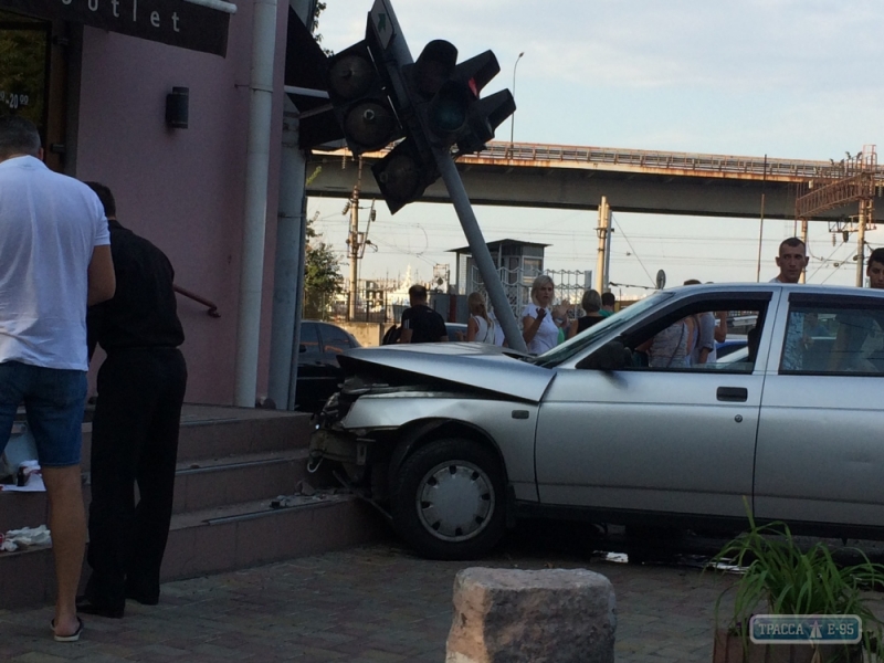 В Одессе произошло ДТП с участием пяти машин. Сбит светофор и пострадала стена жилого дома (фото)