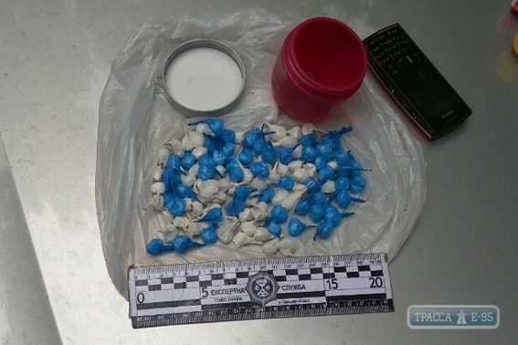 Полиция задержала в Одессе наркоторговку с 150 пакетами героина и метадона