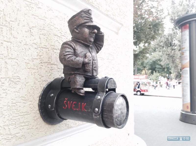 В Одессе появился мини-памятник знаменитому книжному солдату Швейку (фото)