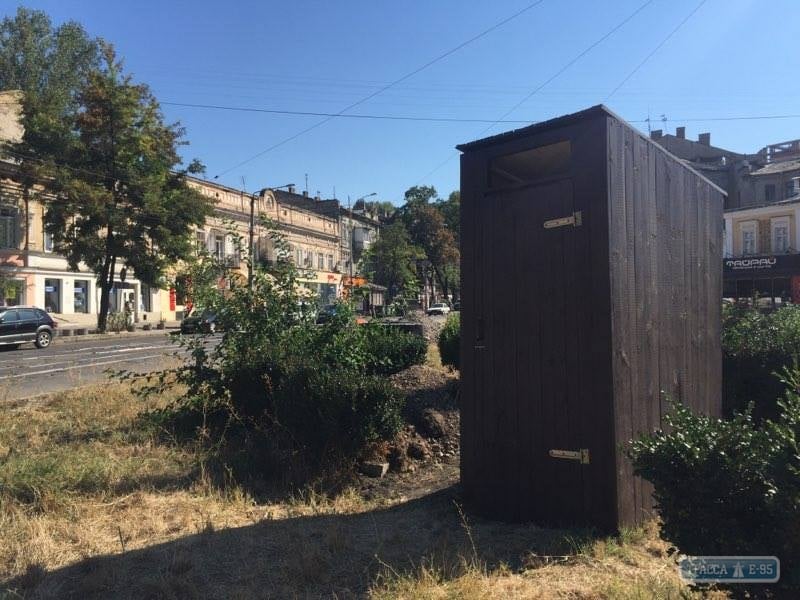 Реконструкция Тираспольской площади: в ее центре возвели допотопный деревянный туалет (фото)