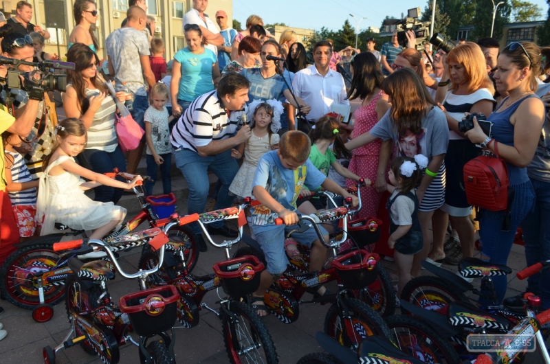 Саакашвили подарил 200 велосипедов детям, пострадавшим от массового отравления в Измаиле