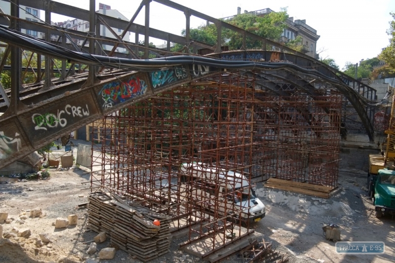 Рабочие разобрали одесский мост Коцебу по кирпичикам (фоторепортаж)