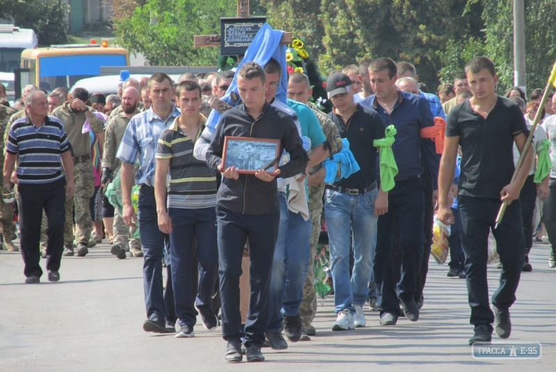 Жители Любашевки простились с погибшим в АТО разведчиком (фото)