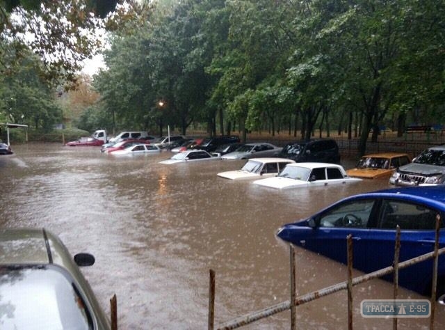 Стихия в Одессе обрушила деревья, превратила улицы в реки и заставила плавать автомобили и людей