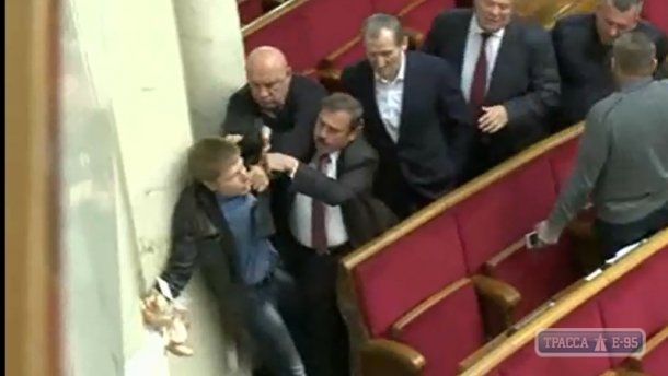 Одесский нардеп Гончаренко подрался с депутатом Киссе и другими коллегами в Раде (видео)