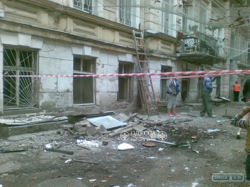 В центре Одессы обрушился балкон. Пострадала женщина