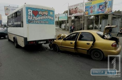 Два человека пострадали в ДТП с маршруткой в Одессе (фото)