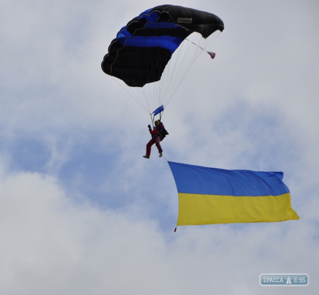 Шоу парашютистов состоялось в Болграде