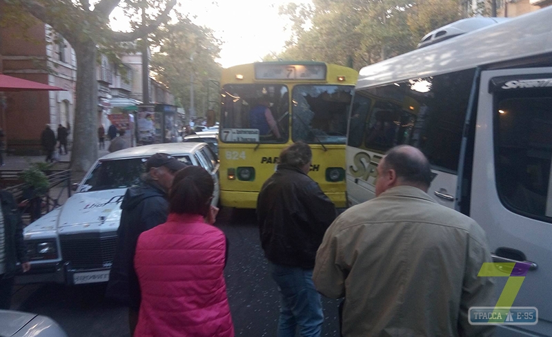 Троллейбус врезался в микроавтобус и лимузин на проспекте Шевченко в Одессе (фото)