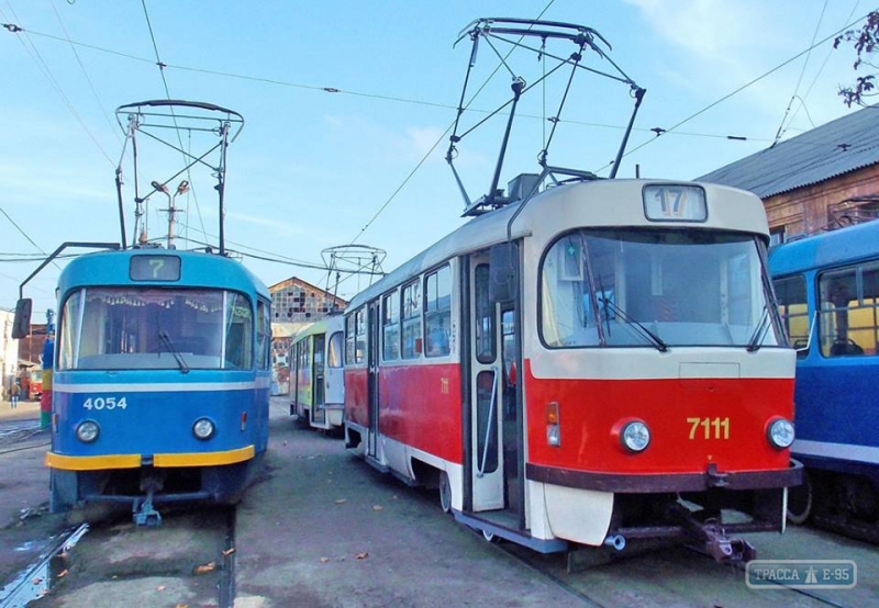 Шесть трамваев не ходят из-за неправильно припаркованного автомобиля в центре Одессы