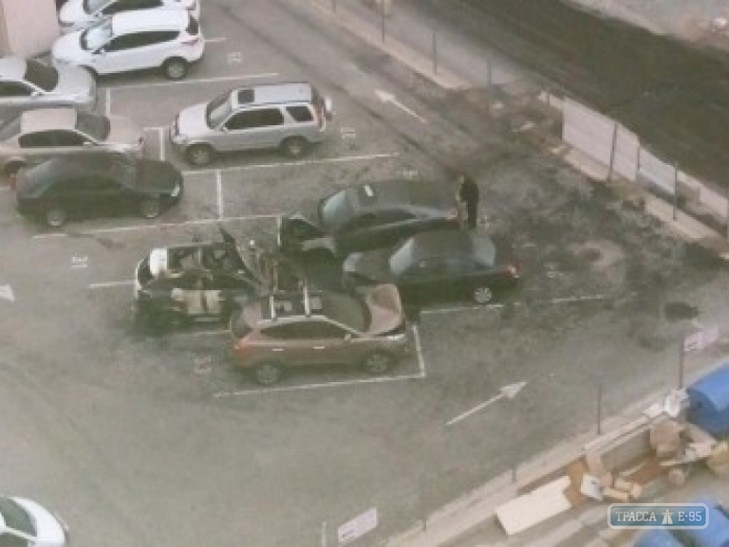 В Одессе сгорели дотла сразу четыре автомобиля, припаркованные возле дома (фото)
