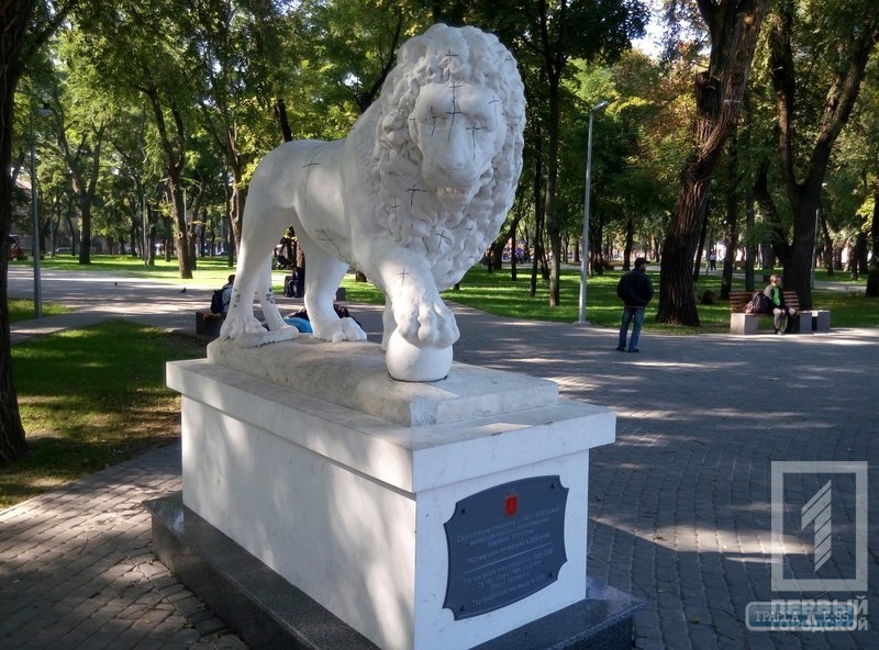 Неизвестные разрисовали скульптуры львов в центре Одессы (фото)