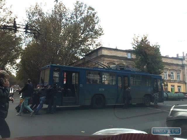 В центре Одессы пассажиры толкали троллейбус (фотофакт)