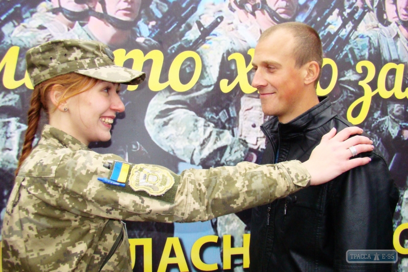 В Одессе торжественно отправили в армию первых призывников осенней кампании