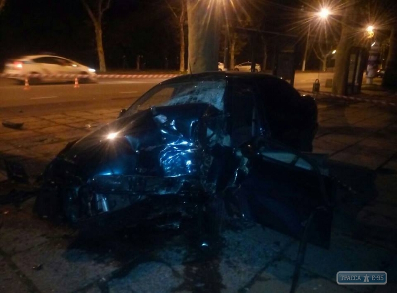 Автомобиль врезался в столб на проспекте Шевченко в Одессе (фото)