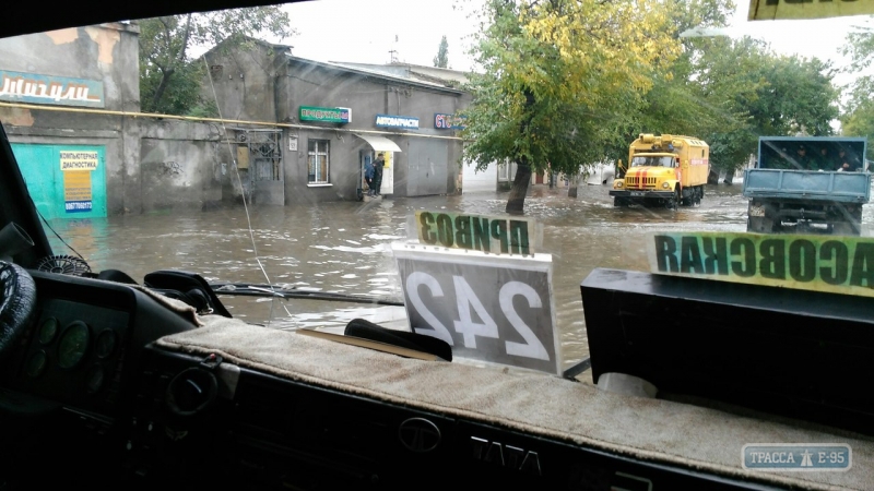 Поселок Котовского в Одессе полностью отрезан от города: люди перекрыли дорогу