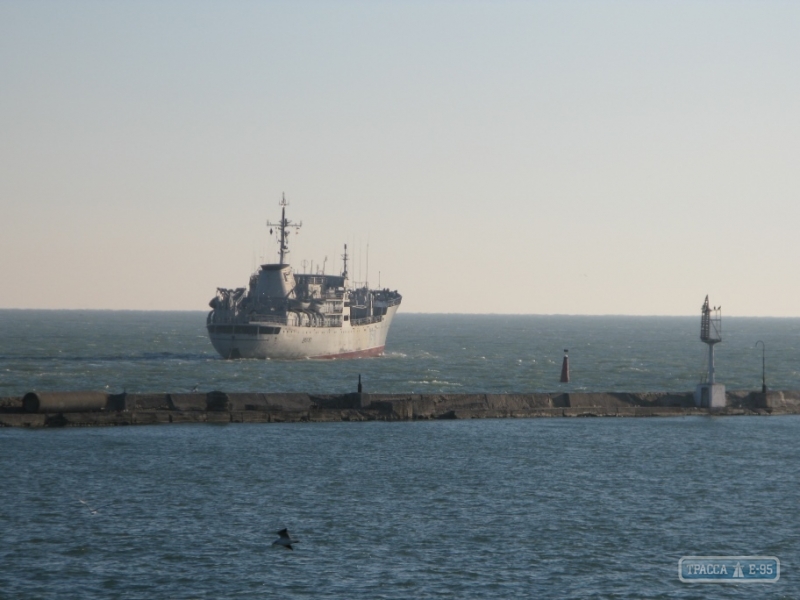 ВМС провели в Одесской акватории испытание восстановленного после пожара судна 