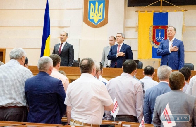 Депутаты Одесского облсовета открыли сессию, исполнив гимн Украины без музыки