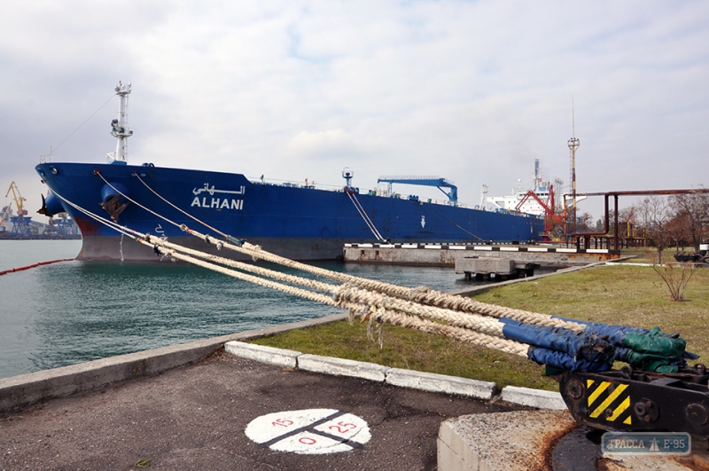 В Одесском порту выгружают танкер с нефтью для Беларуси