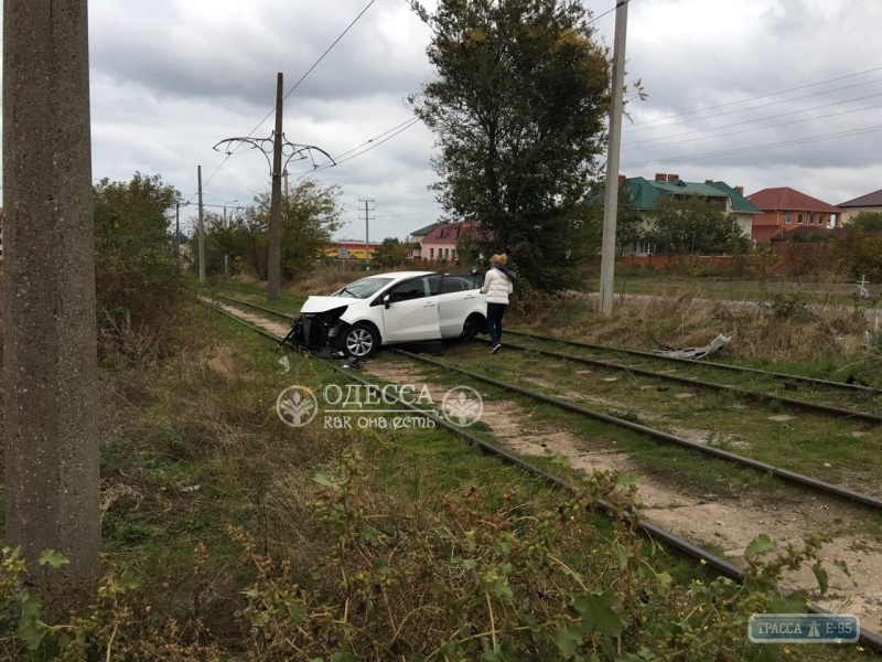 Автомобиль врезался в столб и остановил движение трамваев в Одессе (фото)