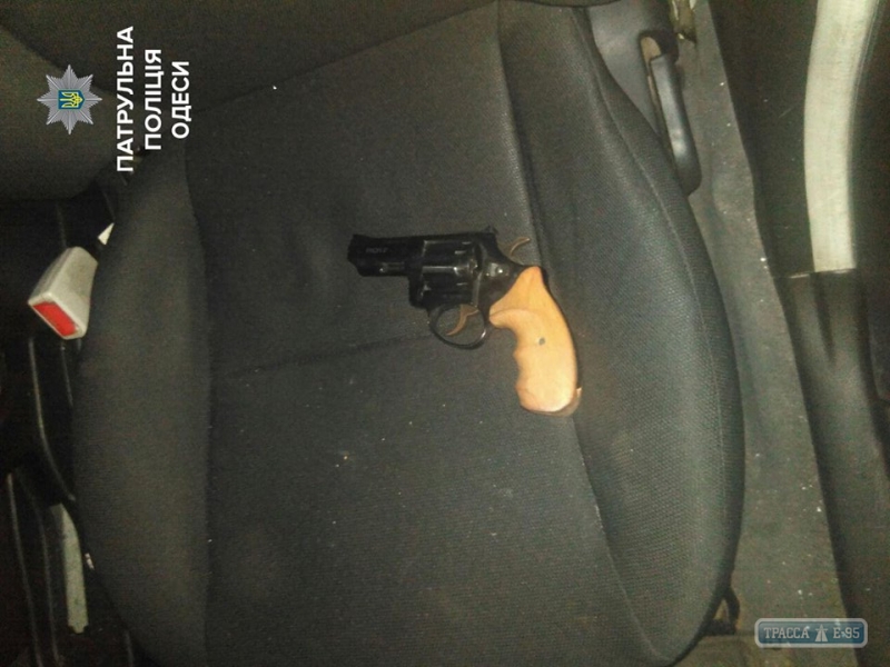 Одесские патрульные с погоней задержали водителя с пистолетом и наркотиками (фото)