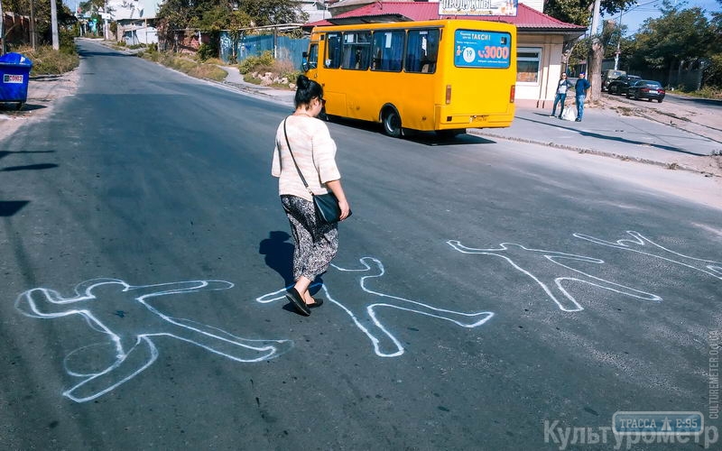 В Одессе нарисовали пешеходную зебру из сбитых людей
