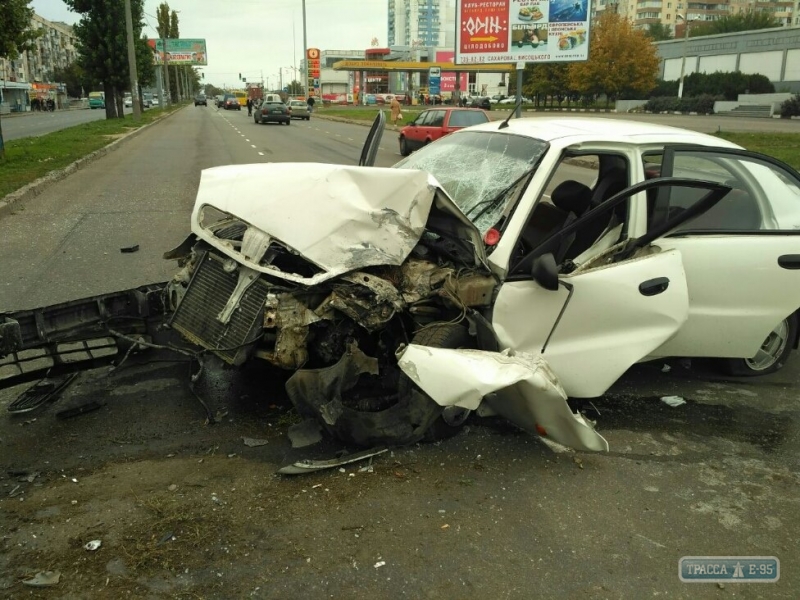 Автомобилист врезался в столб на поселке Котовского в Одессе