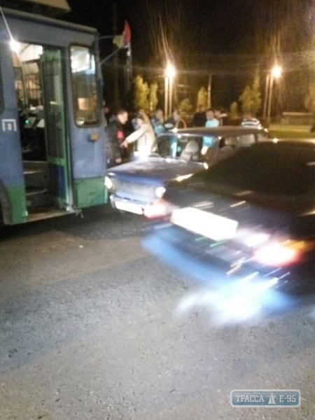 Пьяный водитель сбил знак и врезался в троллейбус в Одессе (фото)